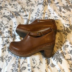 Leather clogs